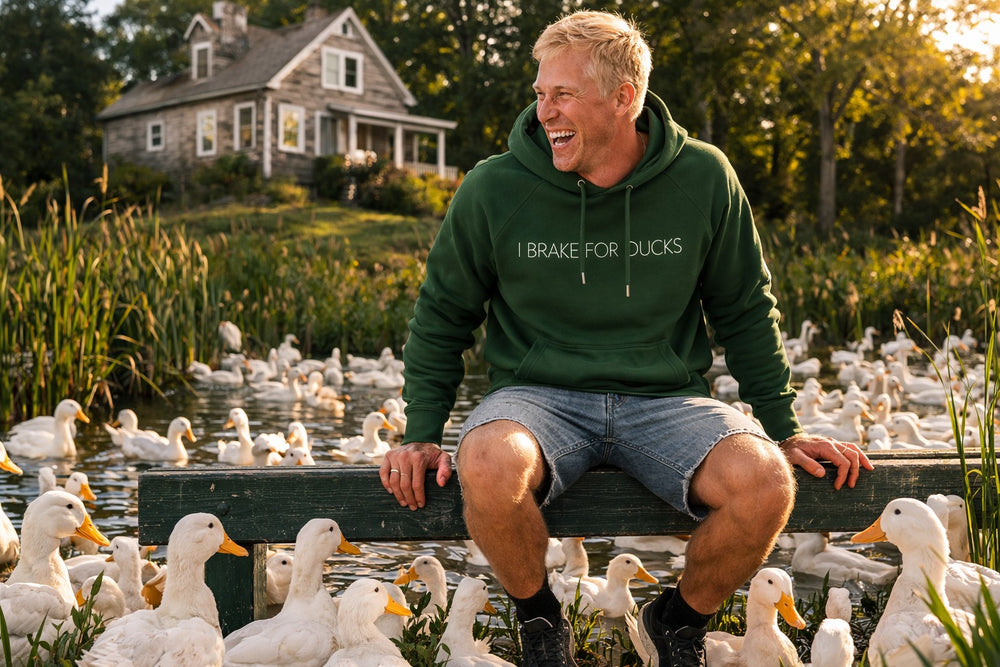 RELIGIÓN VERDE · HOJA HABLADA · “FRENO POR PATOS” · Sudadera unisex con capucha ecológica raglán