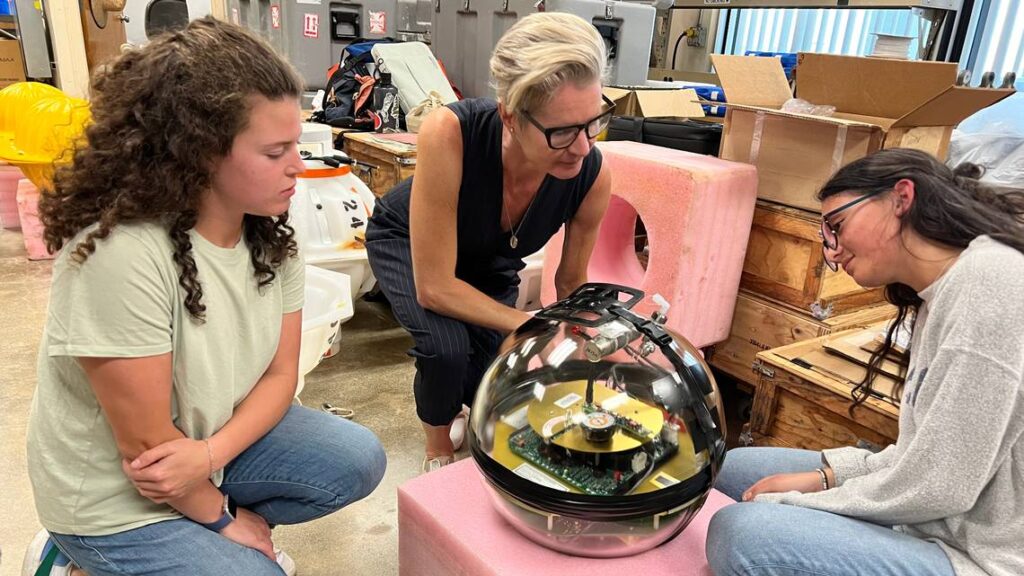 Lisa Beal shows a sensor that will monitor ocean currents to students Diana Rose Udel University of Miami Rosenstiel School